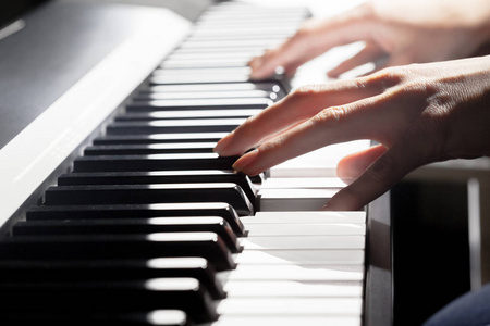 人彈鋼琴。特寫(xiě)